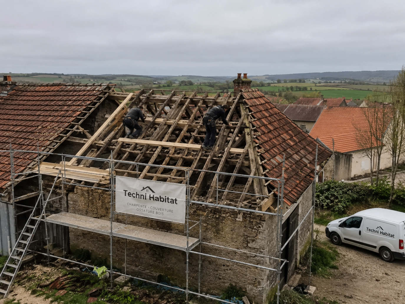 Chantier de rénovation de charpente avec échafaudage sur maison en pierre