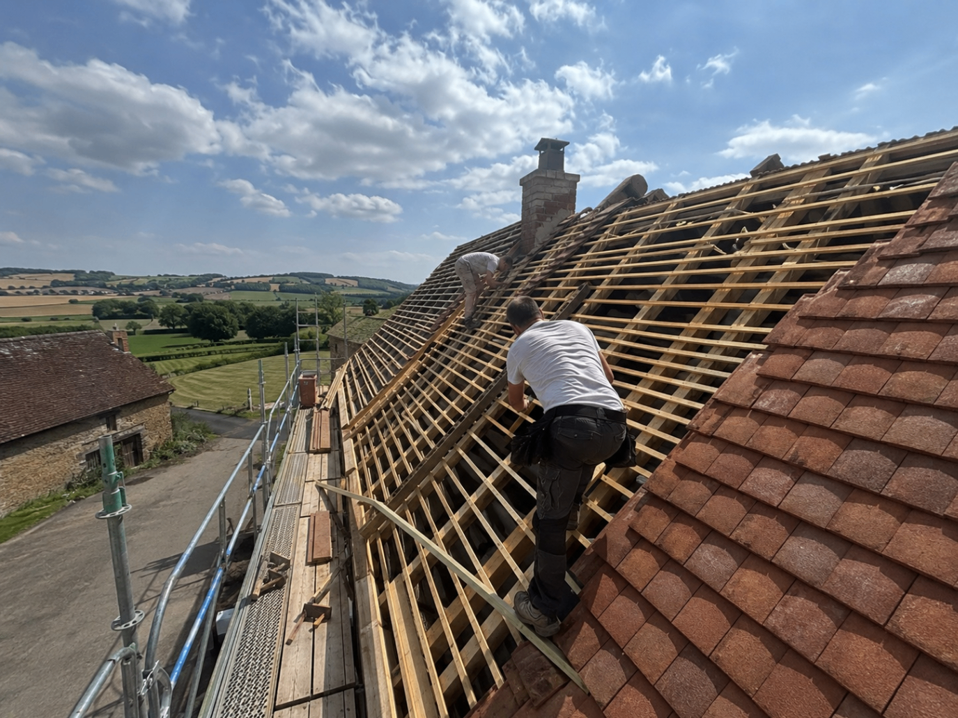 Pose de liteaux et préparation de couverture sur charpente rénovée
