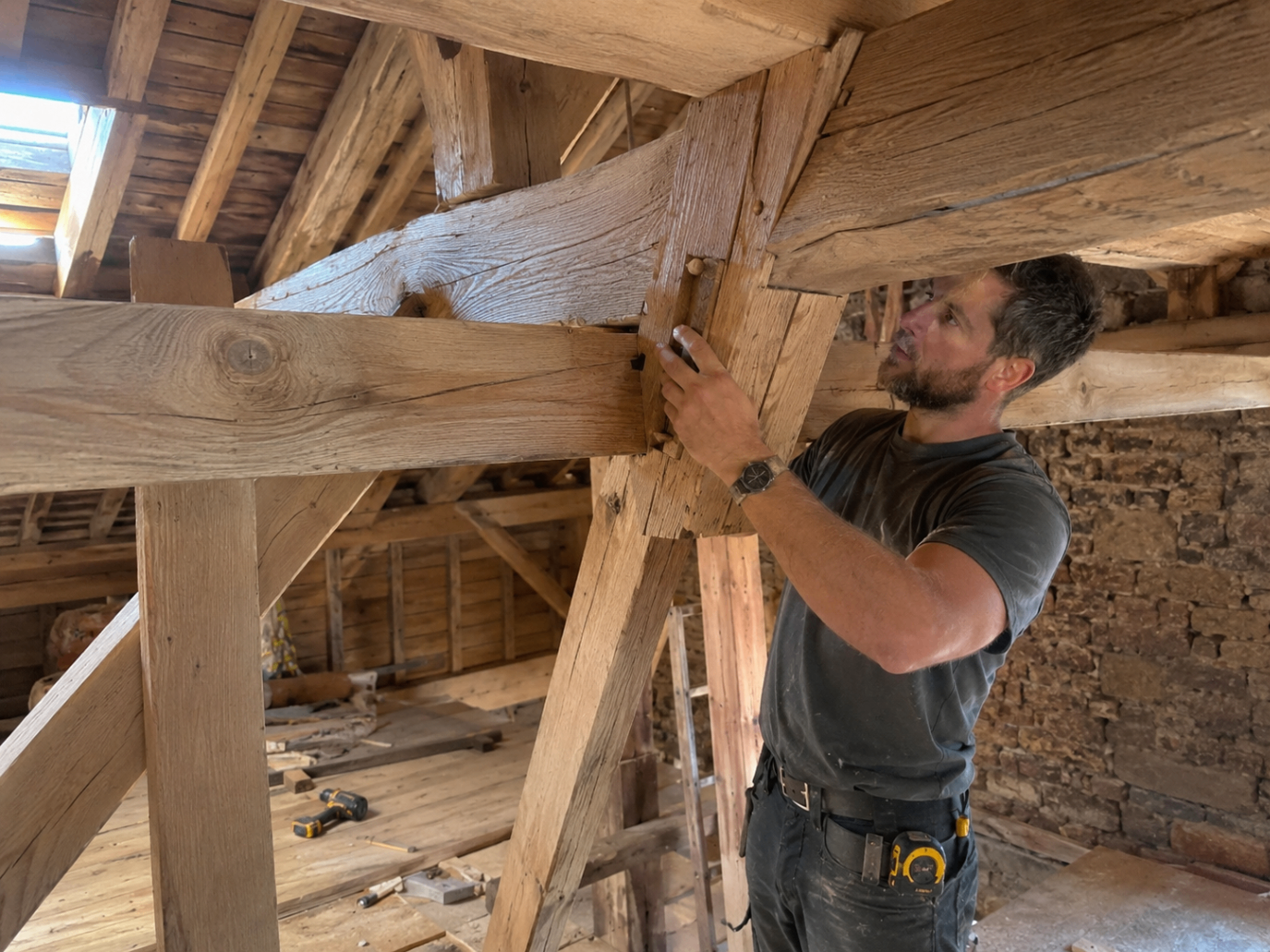 Contrôle et ajustement d'un assemblage de charpente en bois