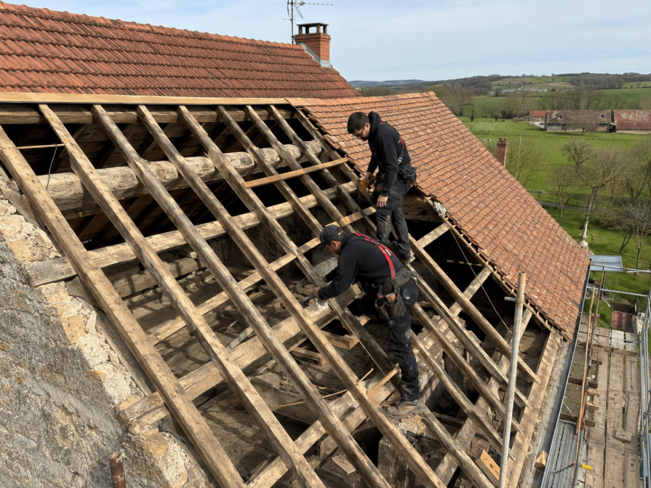 Travaux de charpente sur toiture en pente par Techni Habitat