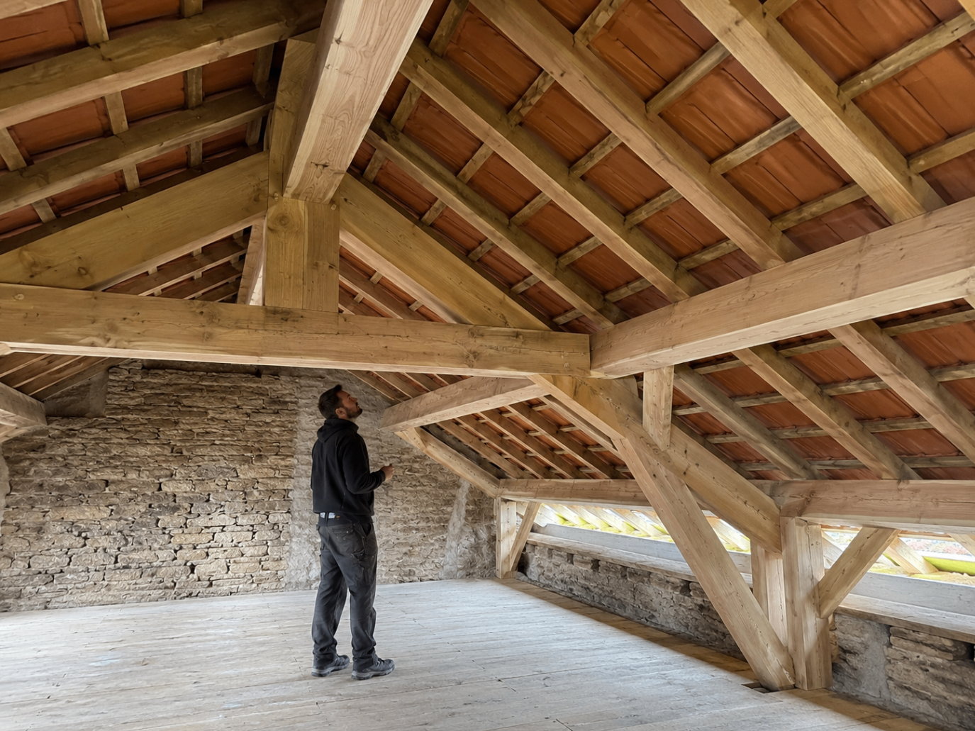 Charpente rénovée en bois massif à l'intérieur de combles